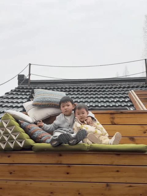 可爱的Aiden和七月小盆友🥰一起比✌🏻 