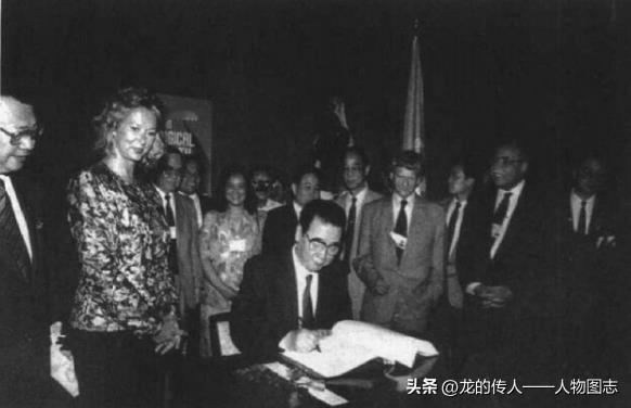 1992年6月，李鹏在巴西召开的联合国环境与发展大会上签署《保护生物多样性公约》