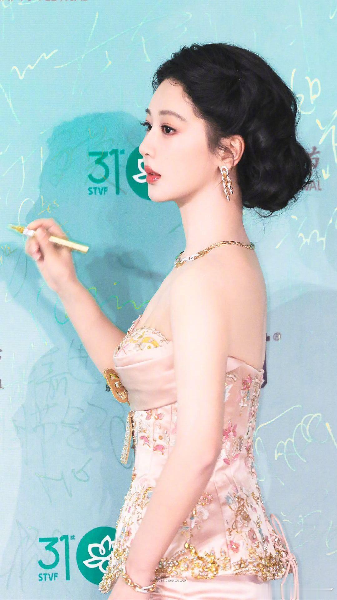 杨紫视后第一场线下活动白玉兰封后，开启视后第一场线下高光之行。~热度直接拉满，见