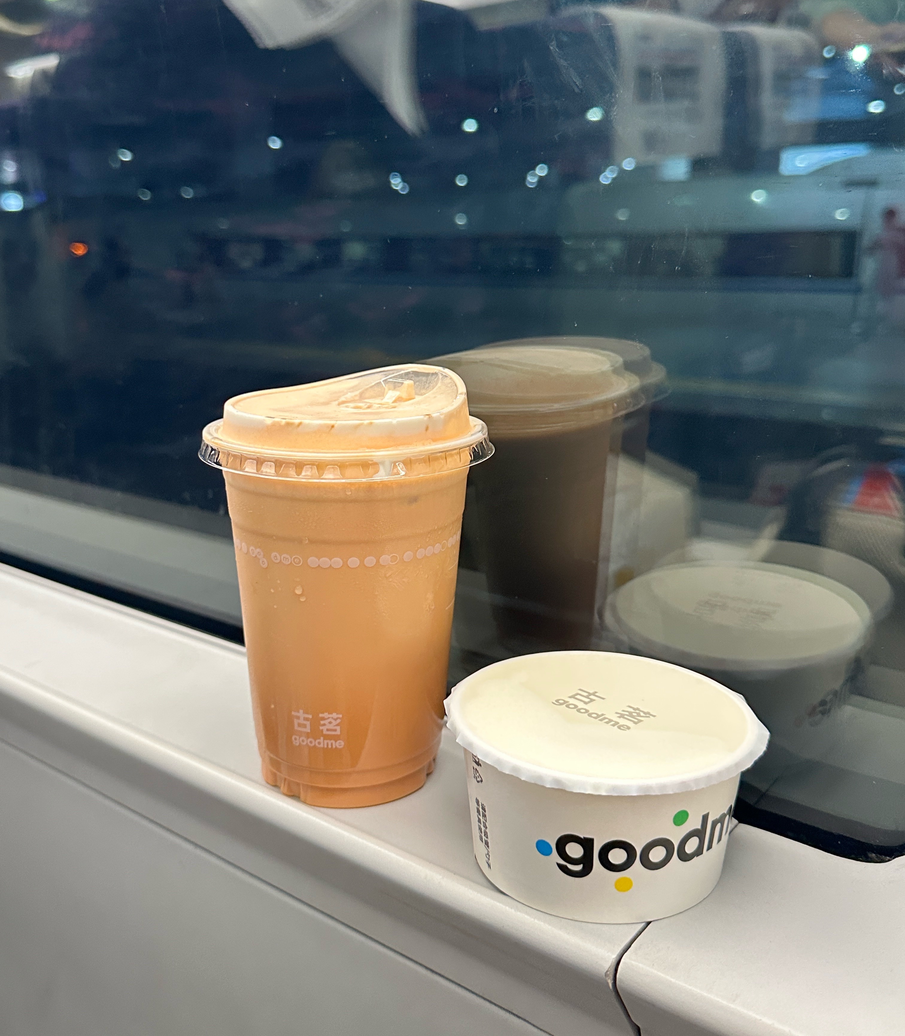 临上高铁前订了古茗，神奇，一出门就爱喝奶茶。 