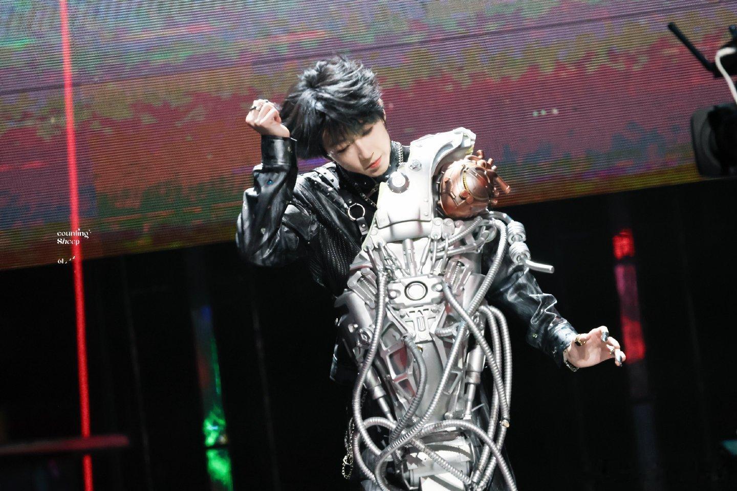 TF家族四代练习生杨博文荣耀之战站姐出图好意气风发的少年 