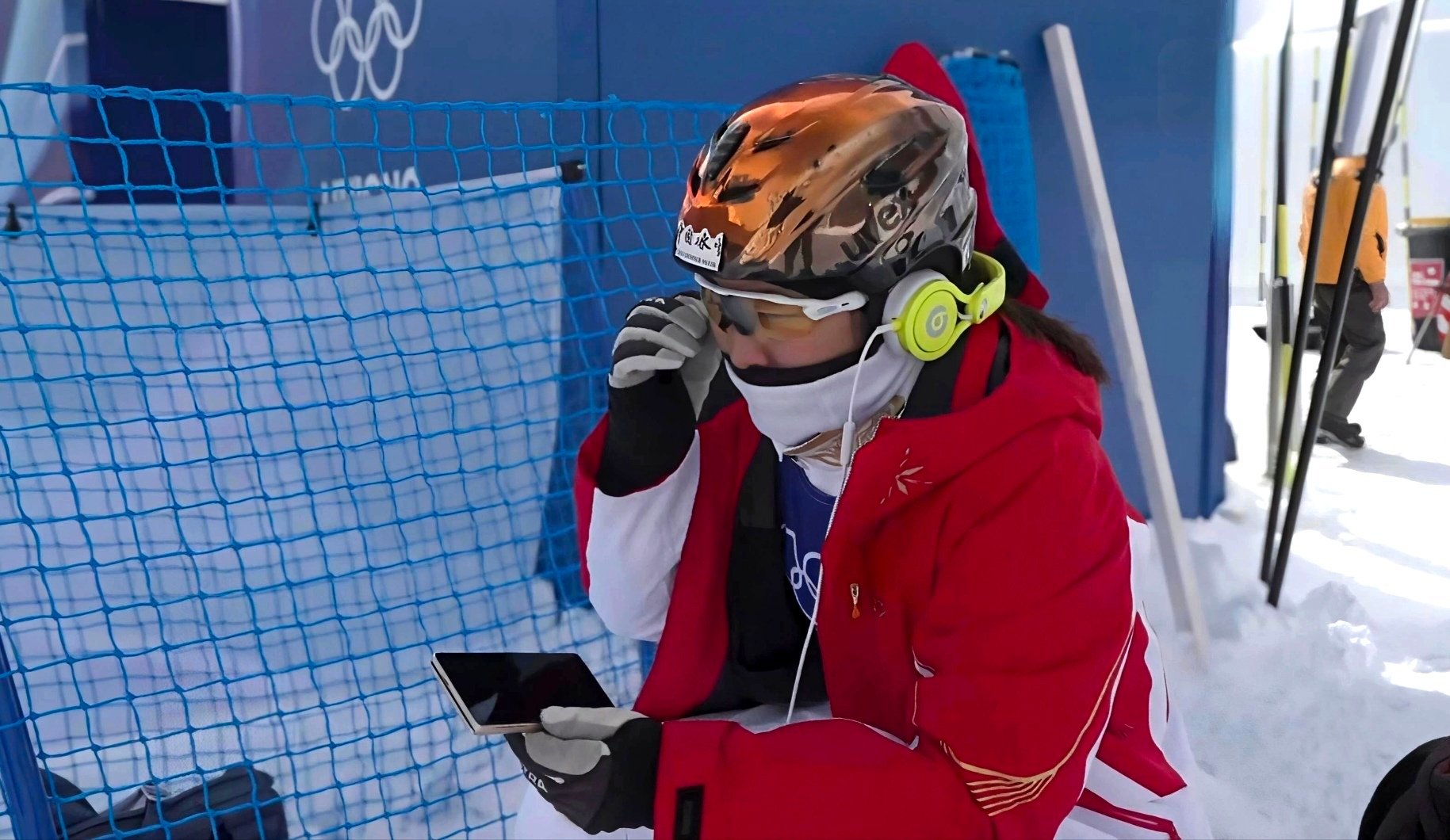 徐梦桃冬奥夺冠，恭喜了，夺冠后，手拿着红色机身的折叠屏手机给别人报喜，会不会是荣