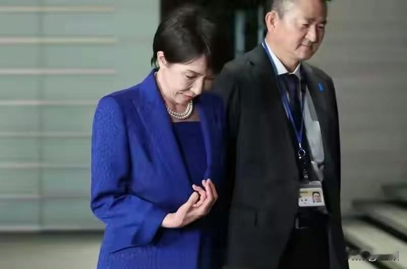 日本网民担心：高市早苗的右手废成这样，怕是连签字、擦屁股都成问题。
一开始她还嘴