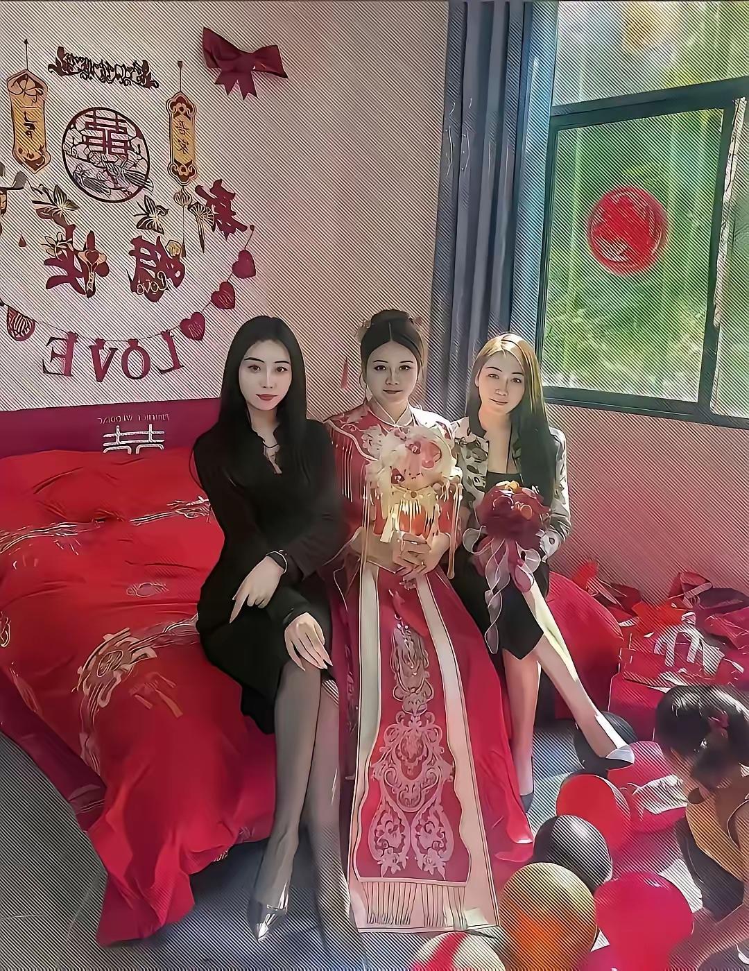 一同进婚房，
二位美女强。
并排床上坐，
颜值胜新娘。