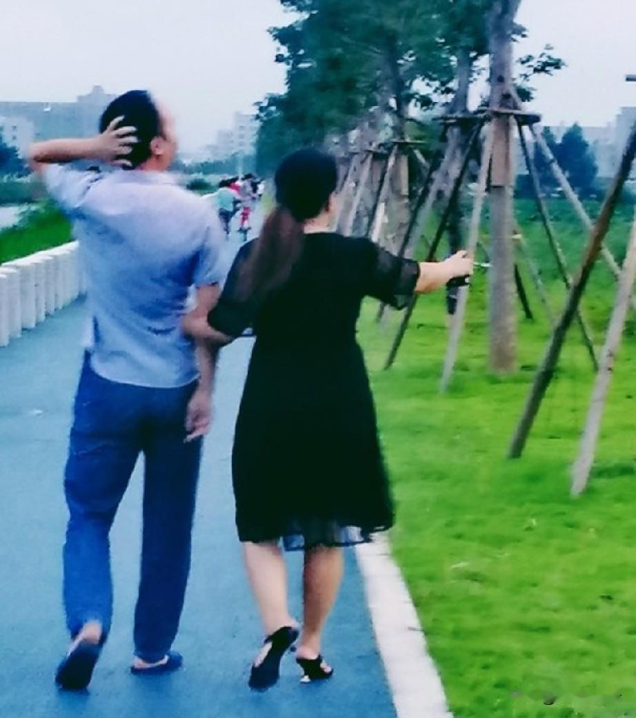老年人单身的，有合适的建议找个伴儿:满堂儿女，不如半路夫妻

老年人也有追求自己