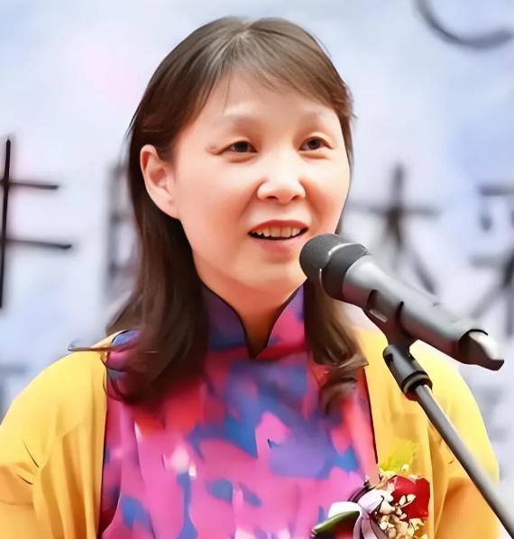 简直比电视剧还精彩！


杜建英带着三个孩子等了三十年，
现在才跳出来要名分。