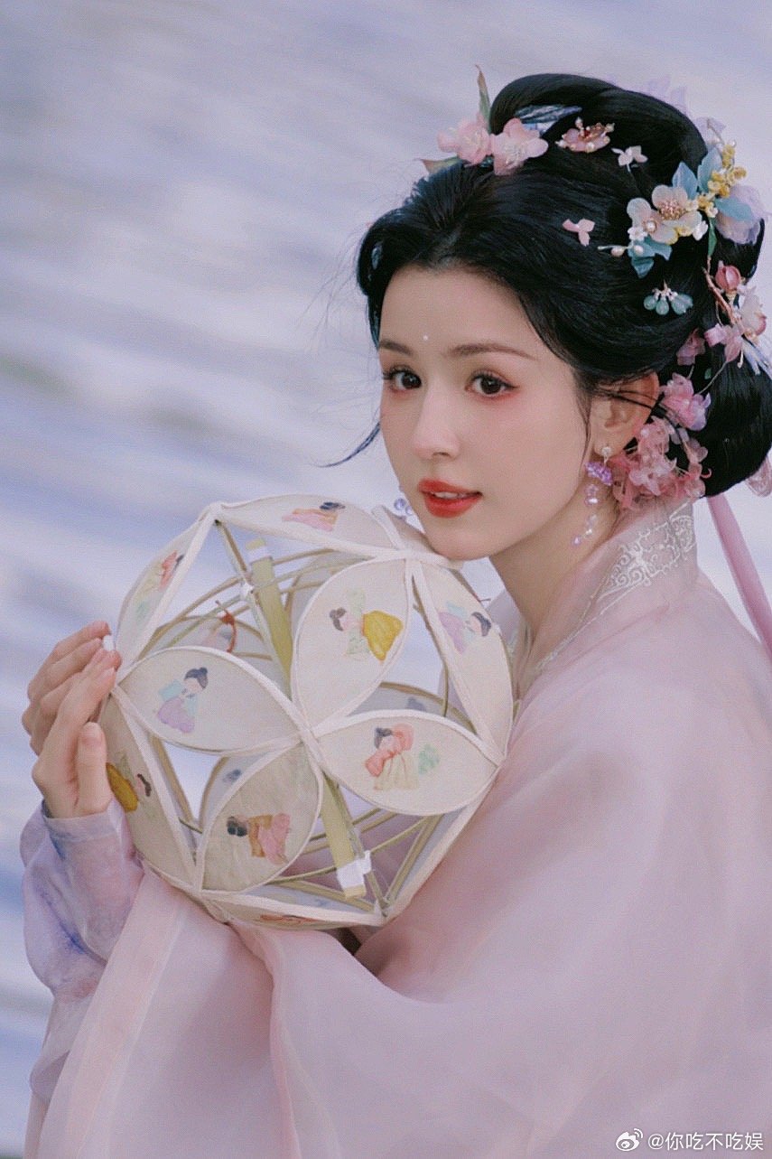 #哈妮克孜 坠落人间的花钿公主#哈妮克孜就是天选的公主吧，不仅气质高贵优雅，这五