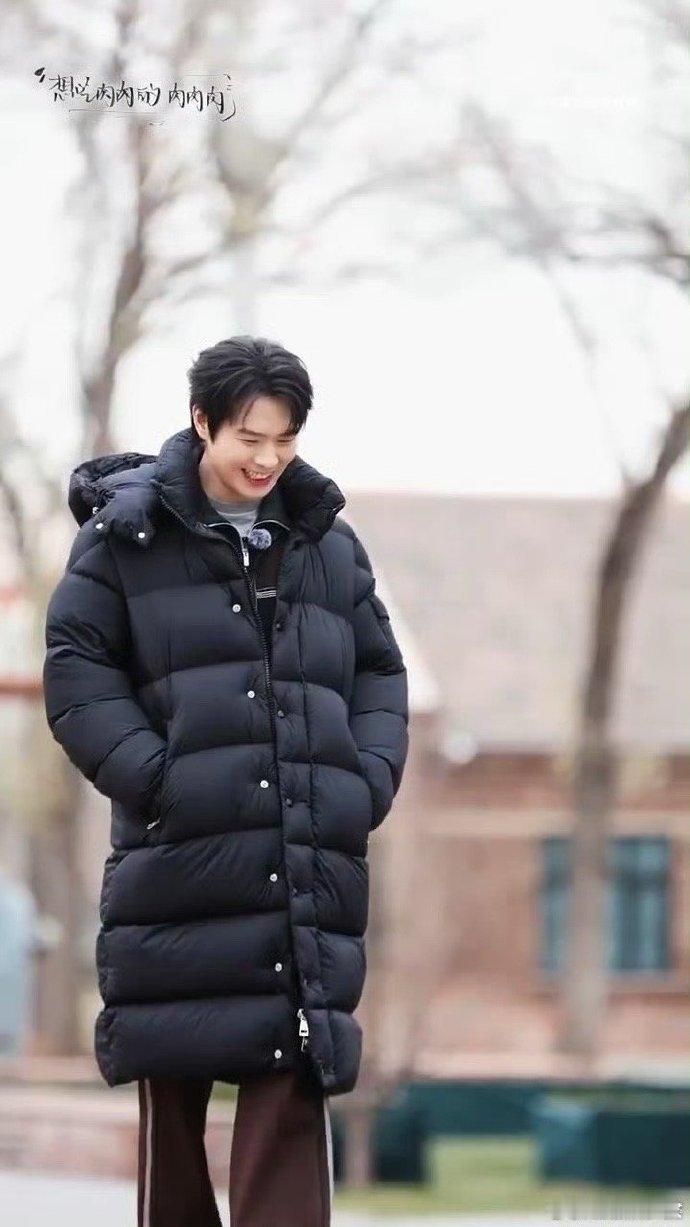 魏大勋像盘菜被端上来了周五晚高疯救命！魏大勋这待遇绝了！被两个大汉抬着入场，网友