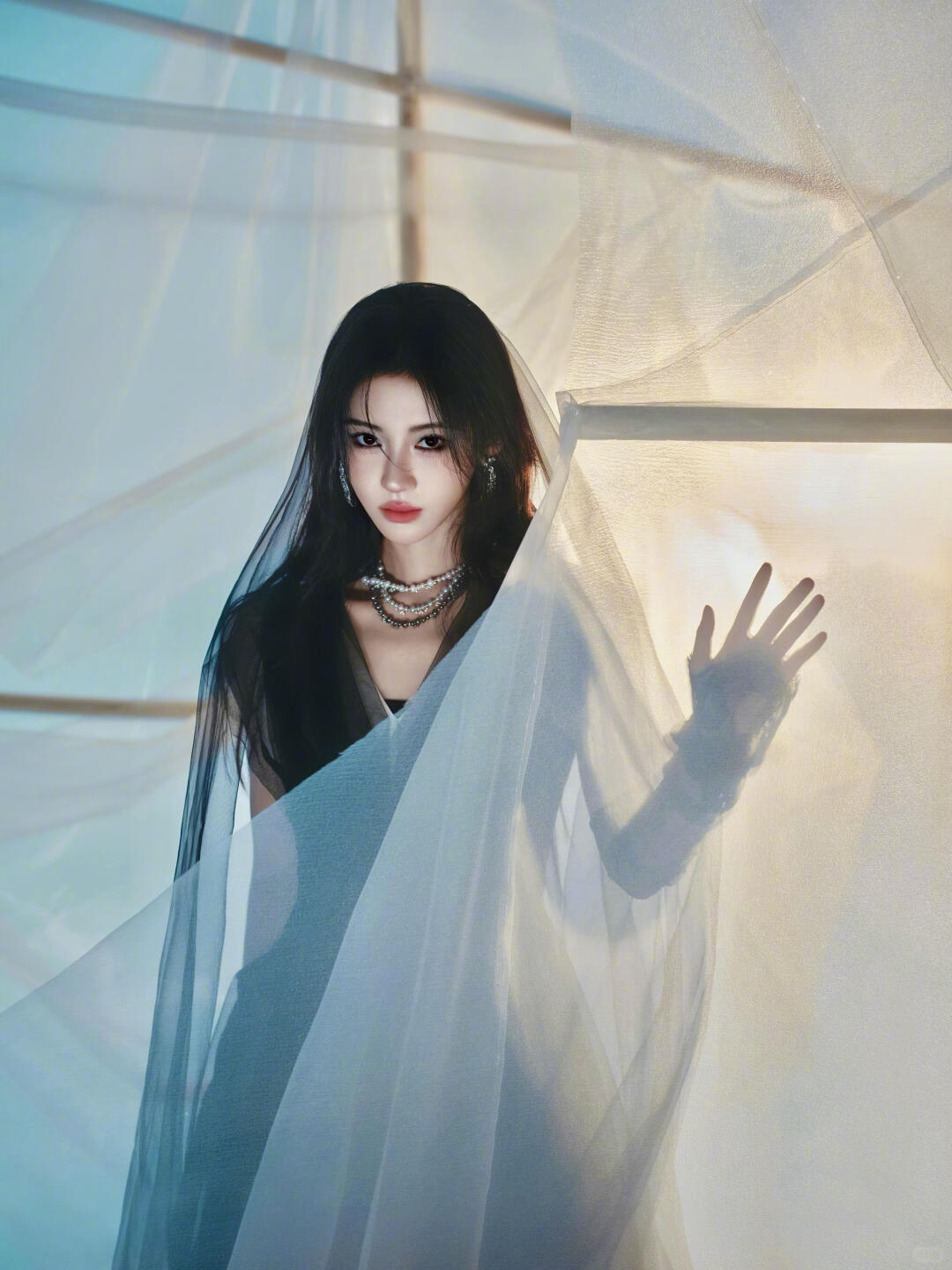 鞠婧祎想收信被保安拦住 一步三回头关注粉丝，重视每一份心意，长相精致又真诚，这样