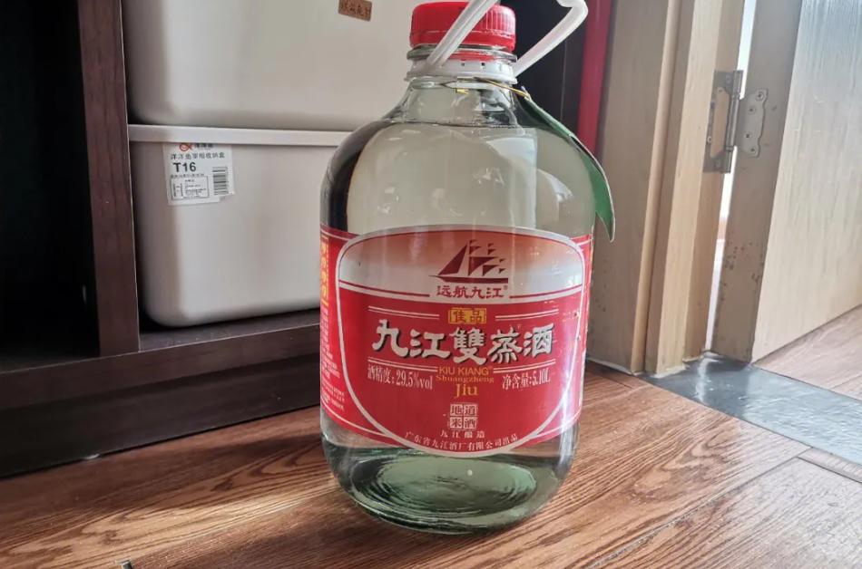 广东人爱喝什么酒？广东地区备受酒友欢迎的白酒可能会出乎你的意料。让我们一起盘点一