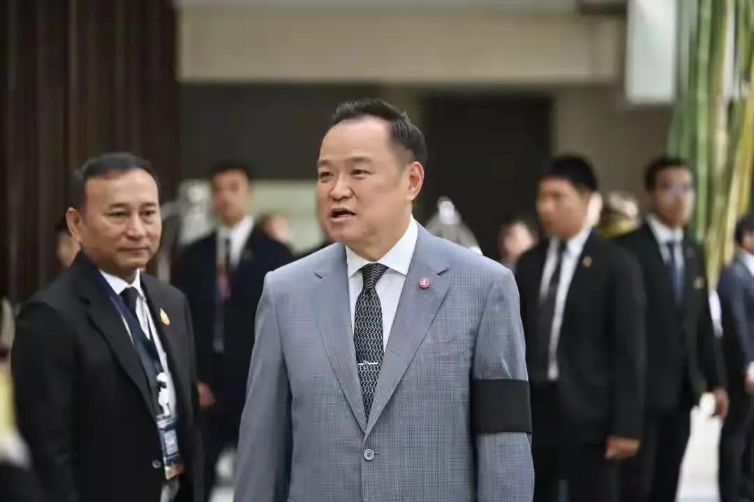 泰国突然宣布了，泰国陆军第二军区通报，10日上午7时15分，柬埔寨向素林府帕侬东