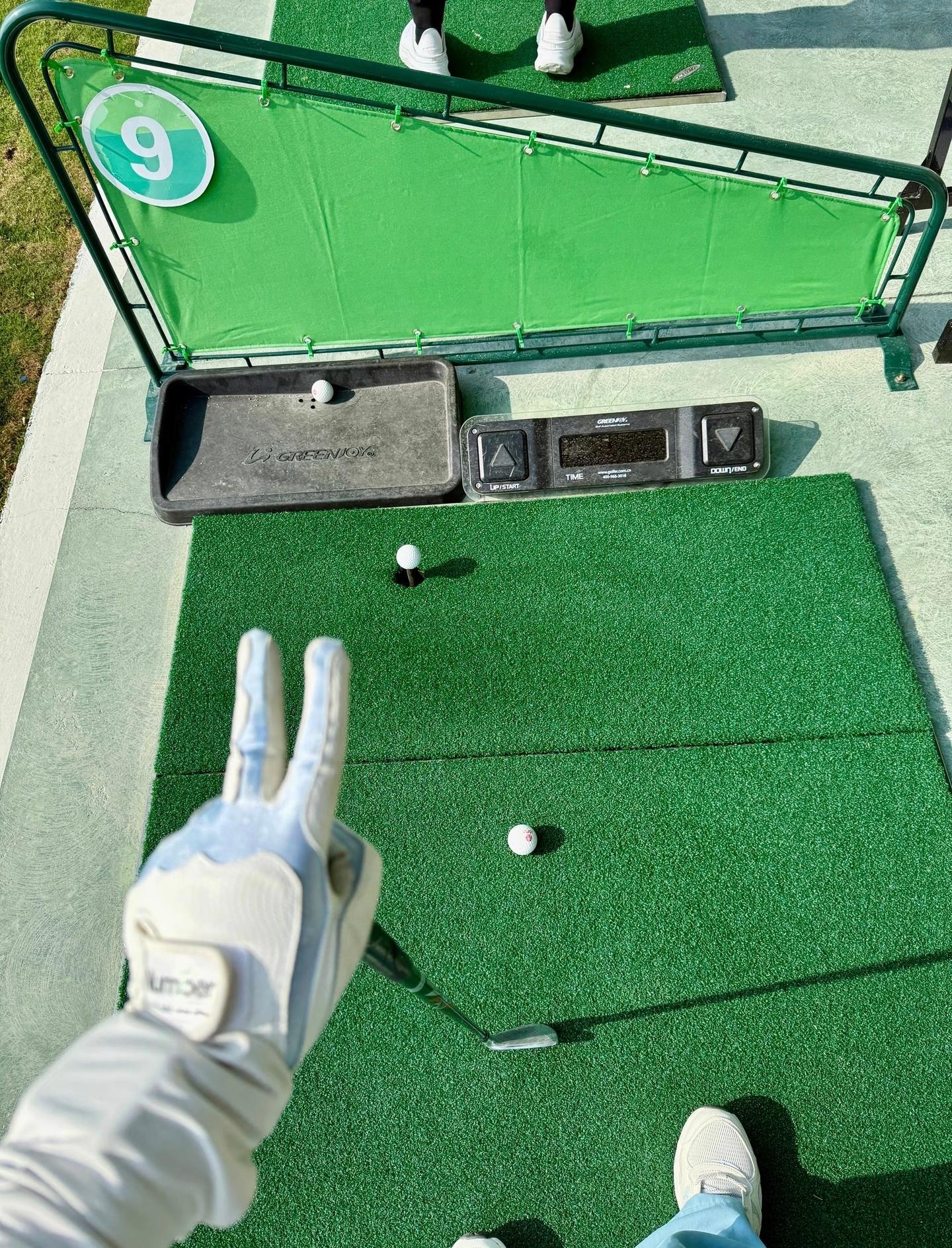 如果从当前的小时图走势来看，行情已经连续收出两根阳线，形成小幅上升态势。虽然昨晚