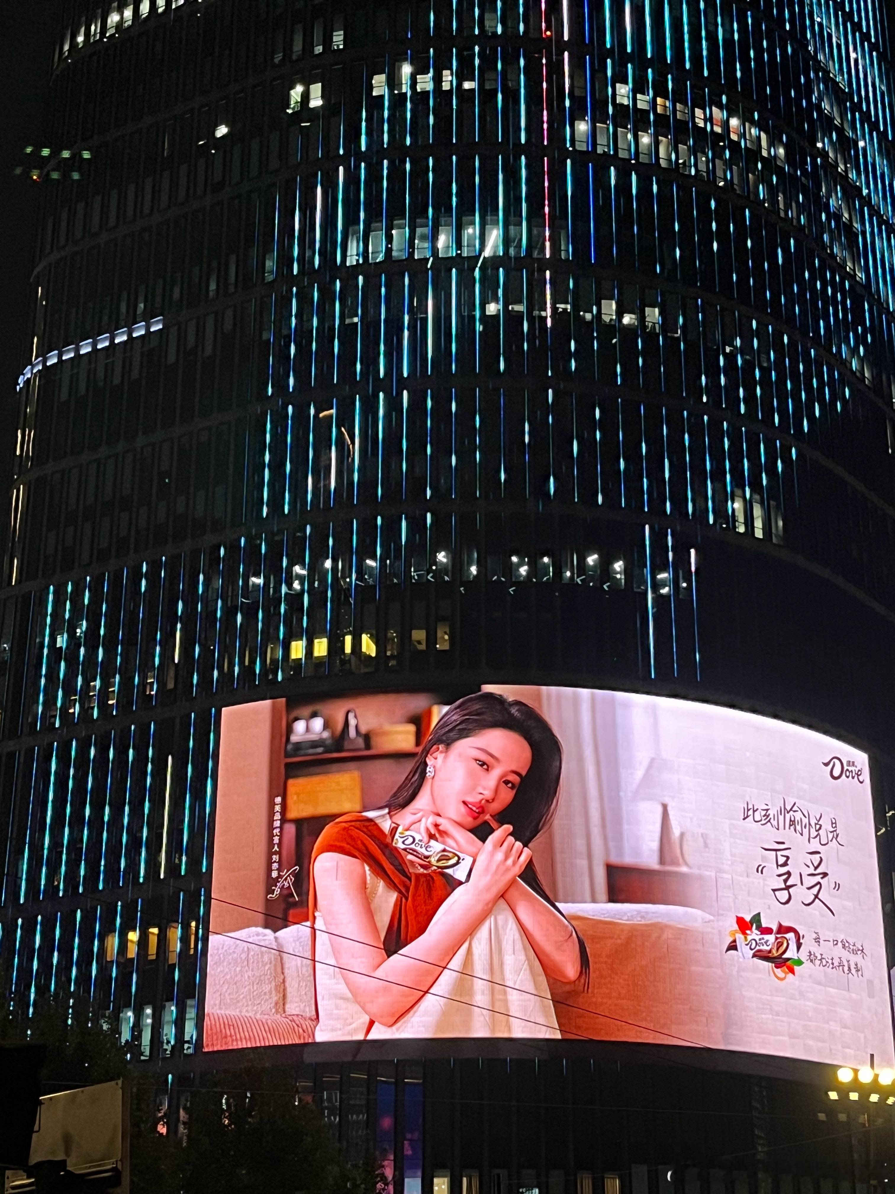 刘亦菲今年37周岁了，在娱乐圈沉沉浮浮二十年，在女明星最尴尬的年纪，迎来了属于自