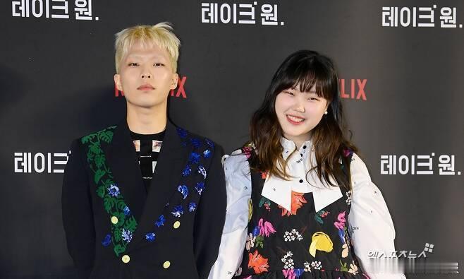 21 日，YG 娱乐通过官方新闻稿正式宣布，旗下兄妹双人组合 AKMU（乐童音乐