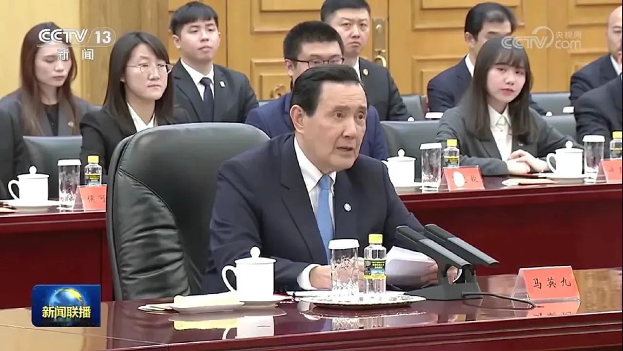 走进人民大会堂，在东大厅会见老朋友，上了央视新闻联播了，马英九迎来人生高光时刻，