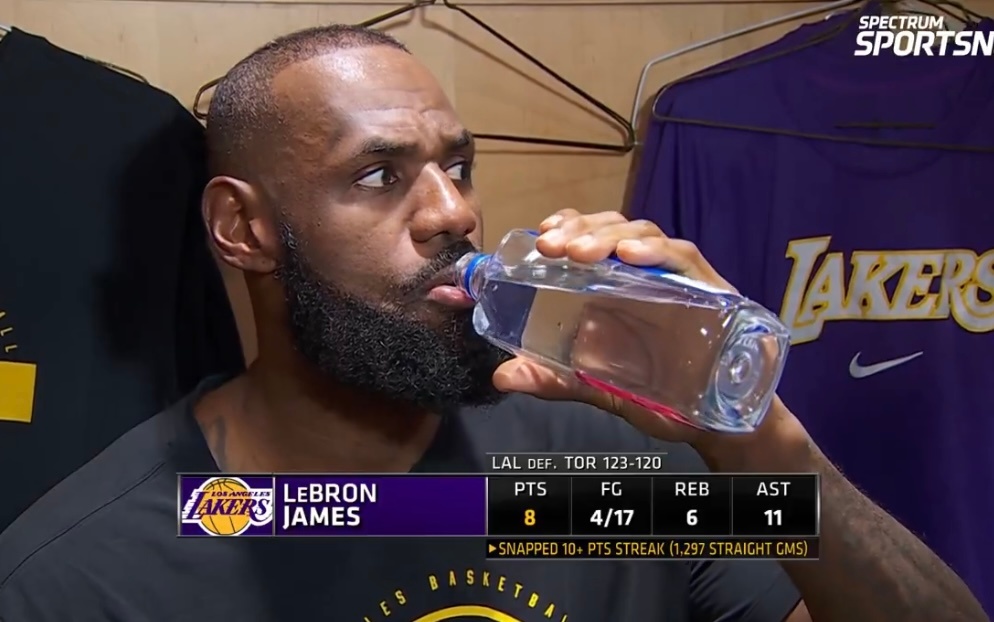 勒布朗谈外界对其比赛风格的批评：“就做出合理传球、选择最优打法而言。这是我听过最