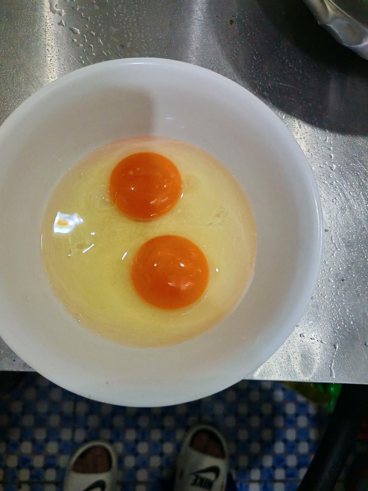 给蔬菜喷剧毒农药是为了提高产量，那让鸡蛋黄变成鸡蛋红又为了个啥？

从超市买了几