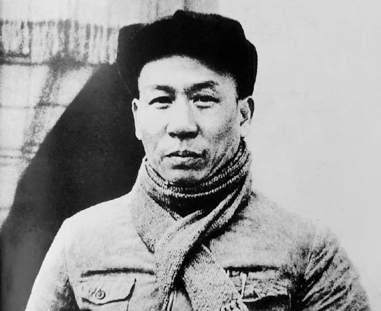 1949年上海解放前夕，刘少奇为何让陈毅暂缓对黄金荣采取措施，要求继续观察？
1