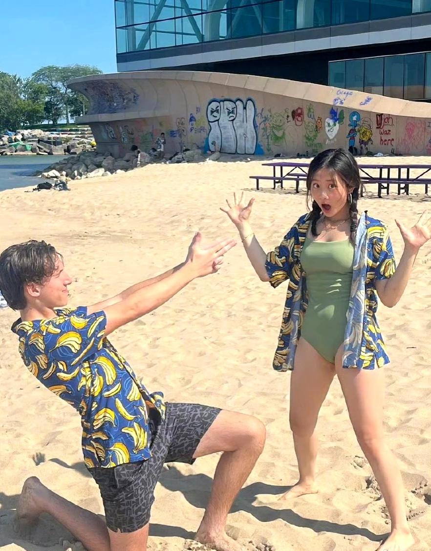 17岁黄多多的留学生活，
有种不在国内的美。
多多真的好清纯靓丽，校园的生活总是