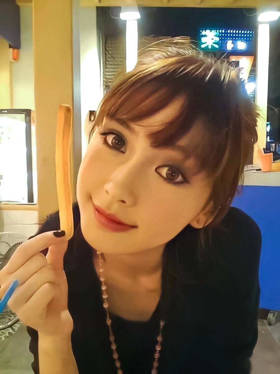 angelababy angelababy 像云追着风，不问所起；像雨贴着地，情