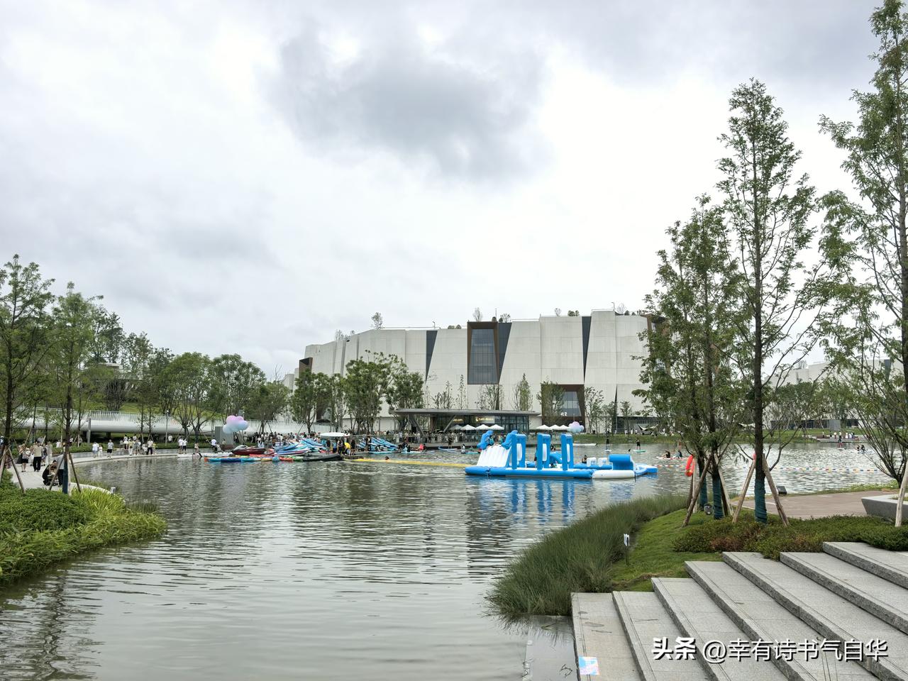宜宾新城市地标--山湖天地--今日开街。
这里有宜宾体育赛事中心，体育场馆和公园