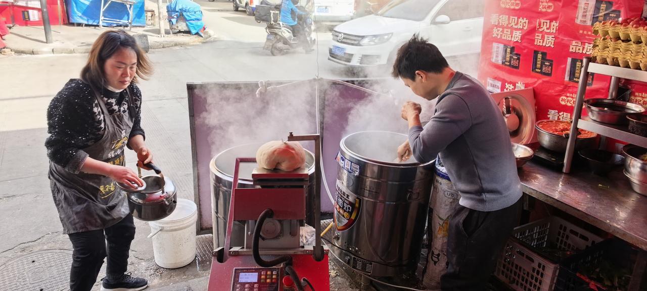 生意做遍不如卖面。在西安的小餐馆里，夫妻两人就可以撑起来一个门面。做面是门生意，