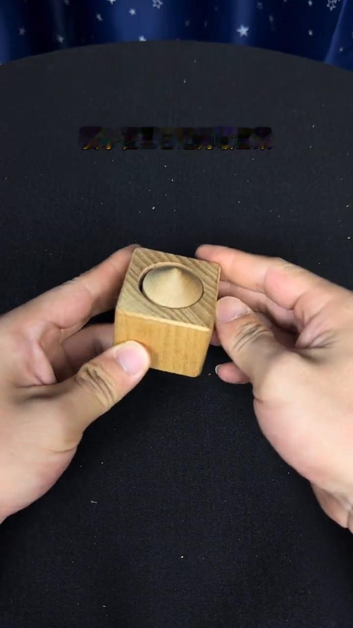 聪明人只要看一眼就知道如何取出里面圆锥。脑筋不开窍的人，给他十天半个月也取不出。