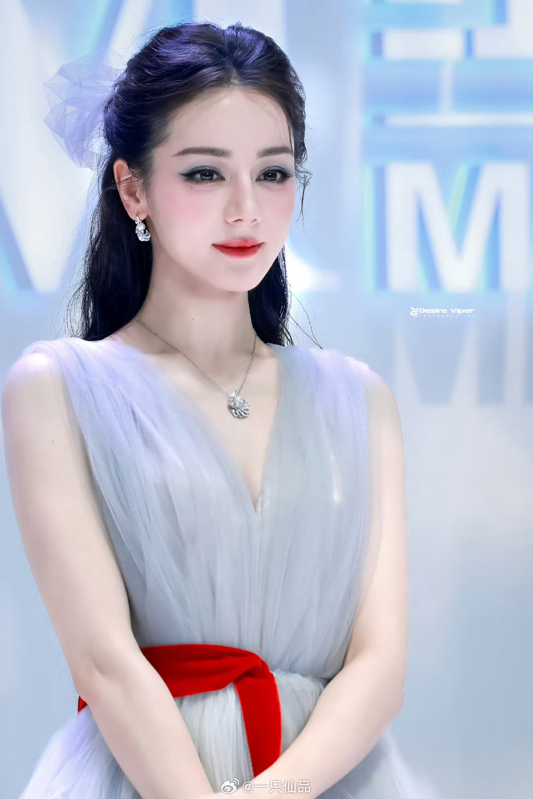 魏哲鸣站姐发的迪丽热巴真的太喜欢这组图了，真美神降临愚人节站姐团建站姐团建