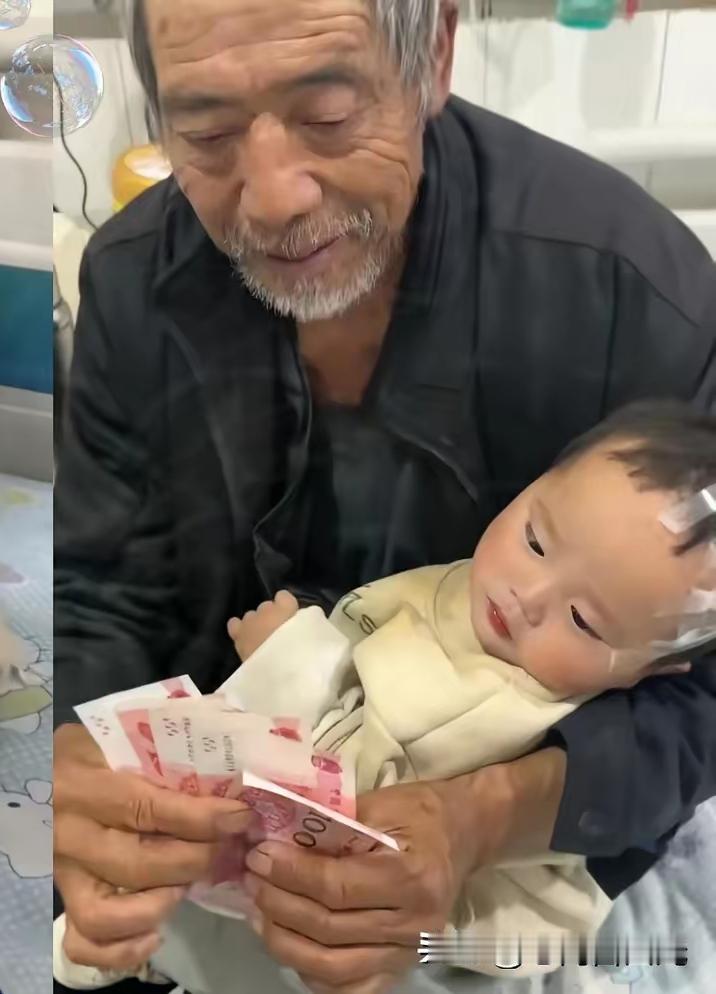 云南有位热心的大姐，
在医院陪自家娃看病时，隔壁床一个刚满周岁的小宝宝，
身边只