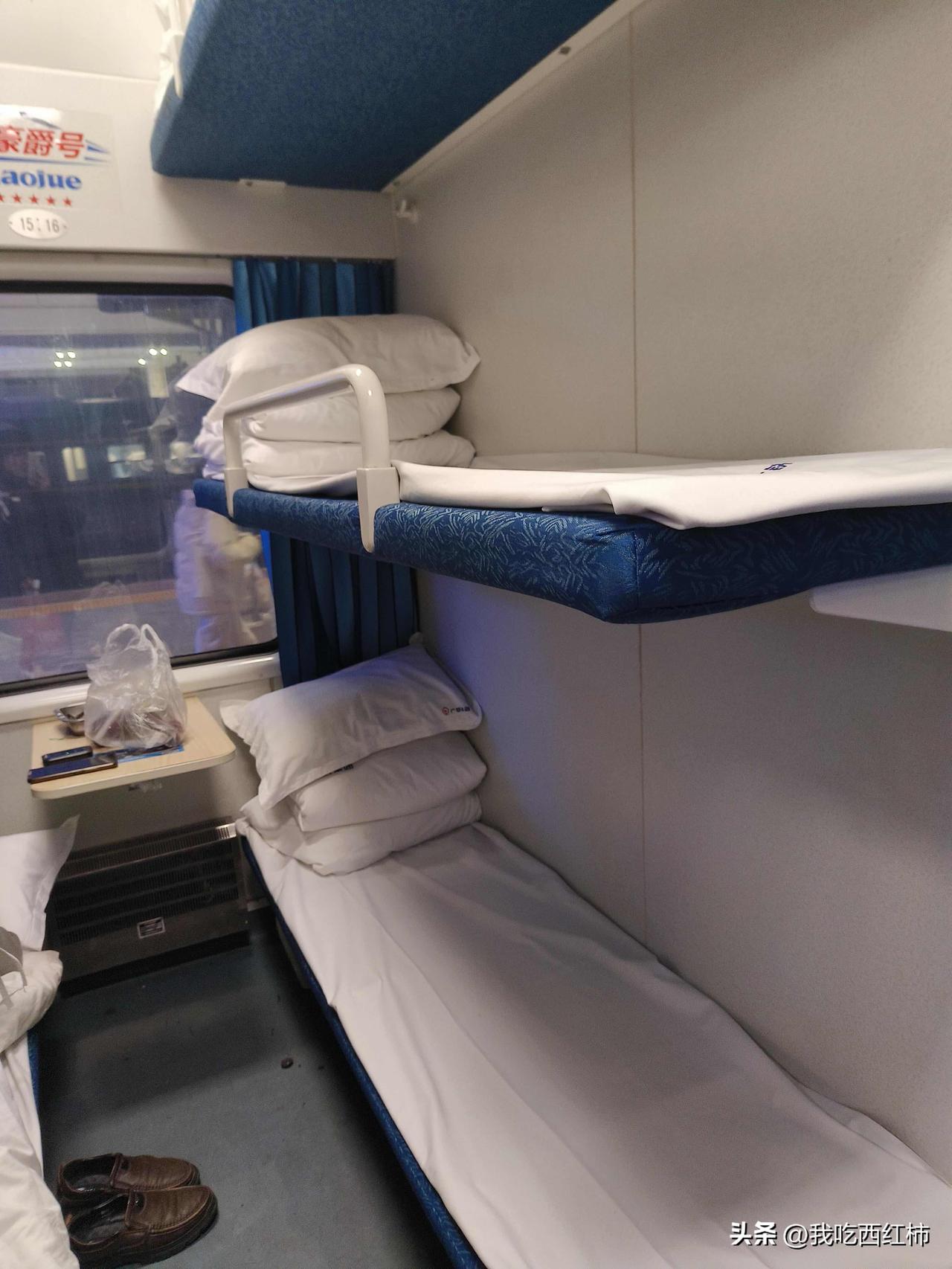 火车硬卧也很难受
人生初体验之火车16小时硬卧，现在距离结束还有四个小时。
一上