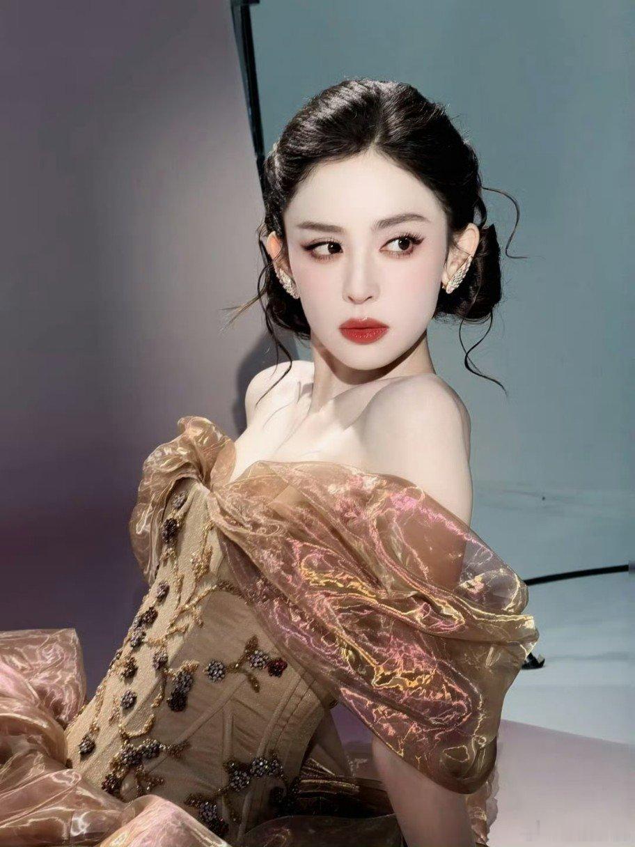 娜扎给所有人一个措手不及的更新今天的娜扎简直美我一大跳，完全就是一块儿粉嫩小蛋糕