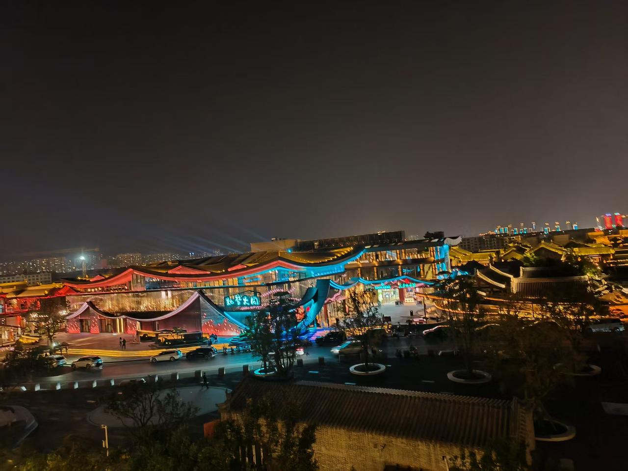 夜晚的大同古城，流光溢彩，黑夜彰显了她靓丽的色彩。