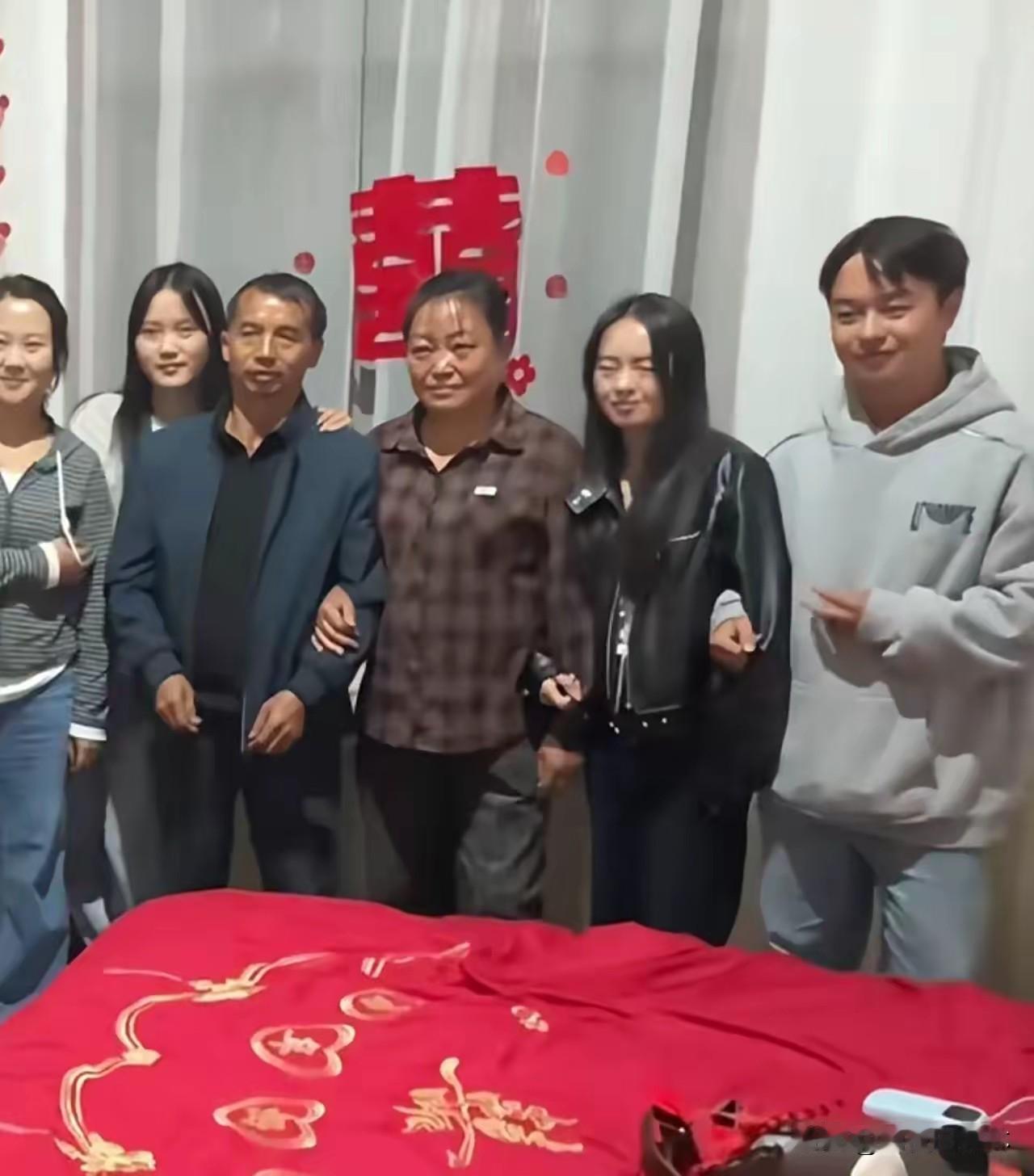 我有种预感，
小小徐往后几十年的日子，
要被这一家人给焐热了。

我是真心这么觉