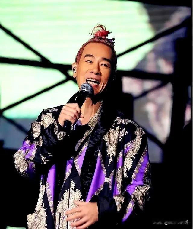 陈小春，这反差忒大了！

近日，陈小春在上海的演唱会上，卖力的唱跳，衣服都湿透了