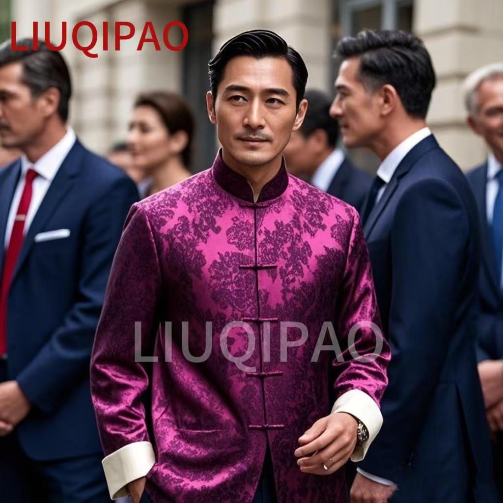 这位大哥穿着很有个性的中式西装。