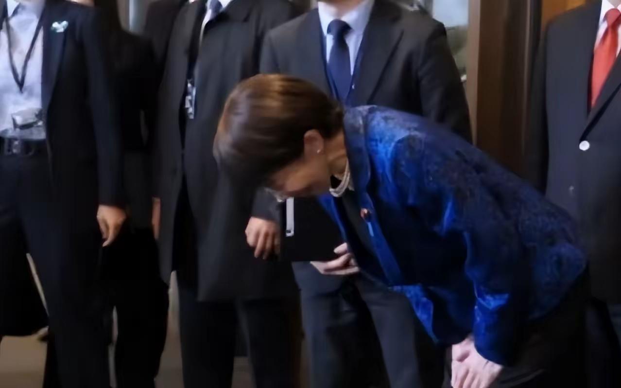 高市“故乡外交”戏码过浓，九十度鞠躬里藏不住历史旧账！奈良古都作舞台，演的是日韩