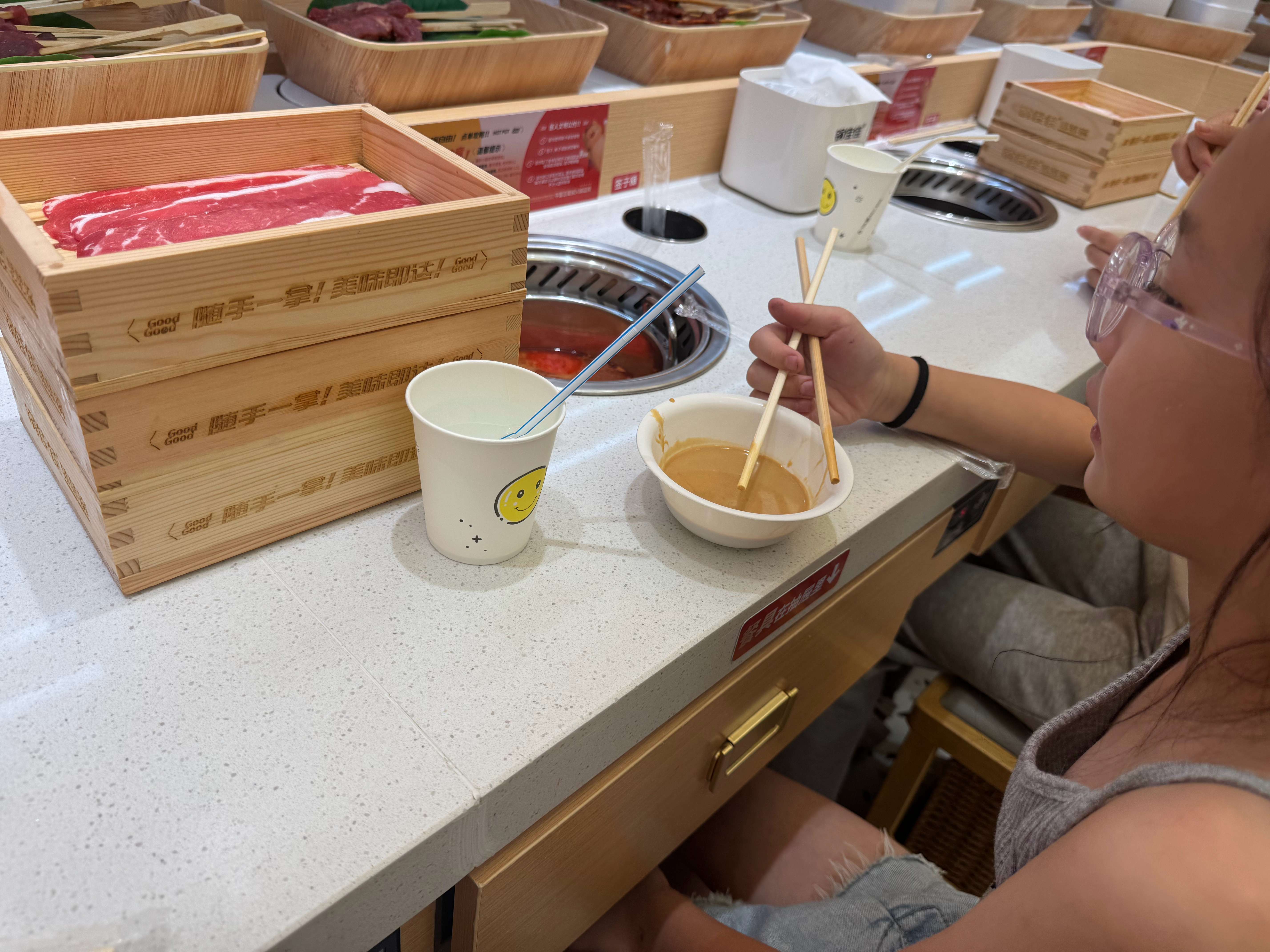 不明白她为什么这么喜欢吃小火锅，正好，我吃水煮牛肉好了。 ​​​
