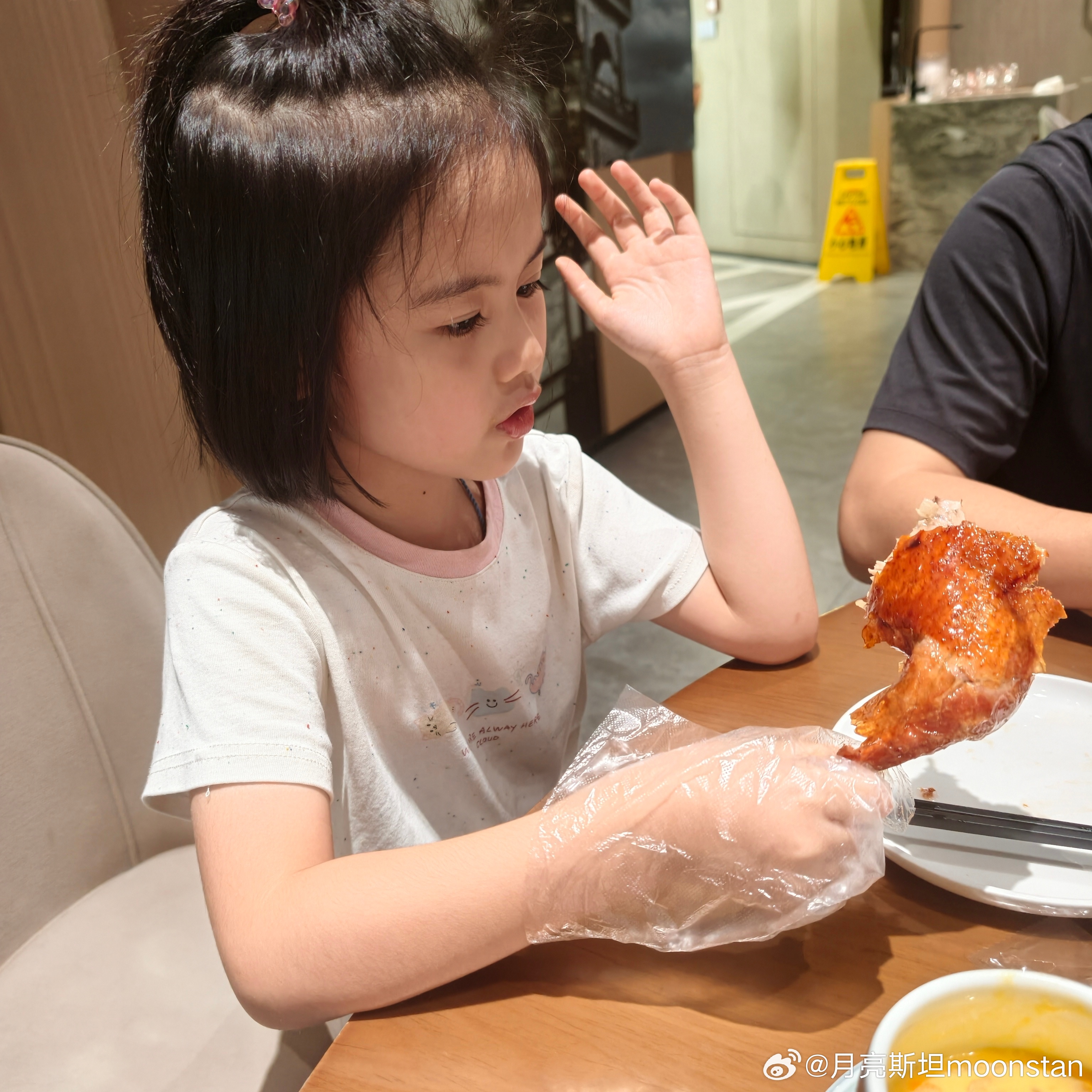 以前不爱吃饭的孩子，现在吃起饭来be like：是要把以前欠的每一顿都补回来嘛？