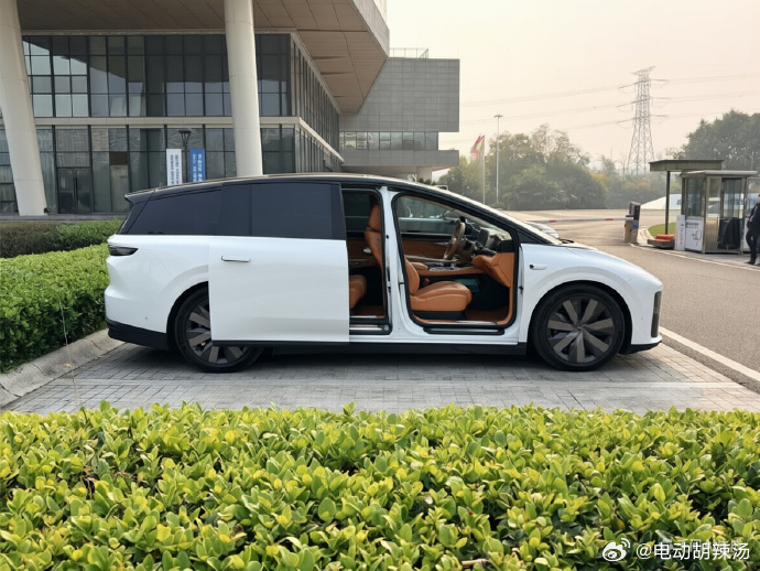 如果去年i8发布的时候是单边侧滑门+主副驾电动门，我会很哇塞的买下的！至于是不是