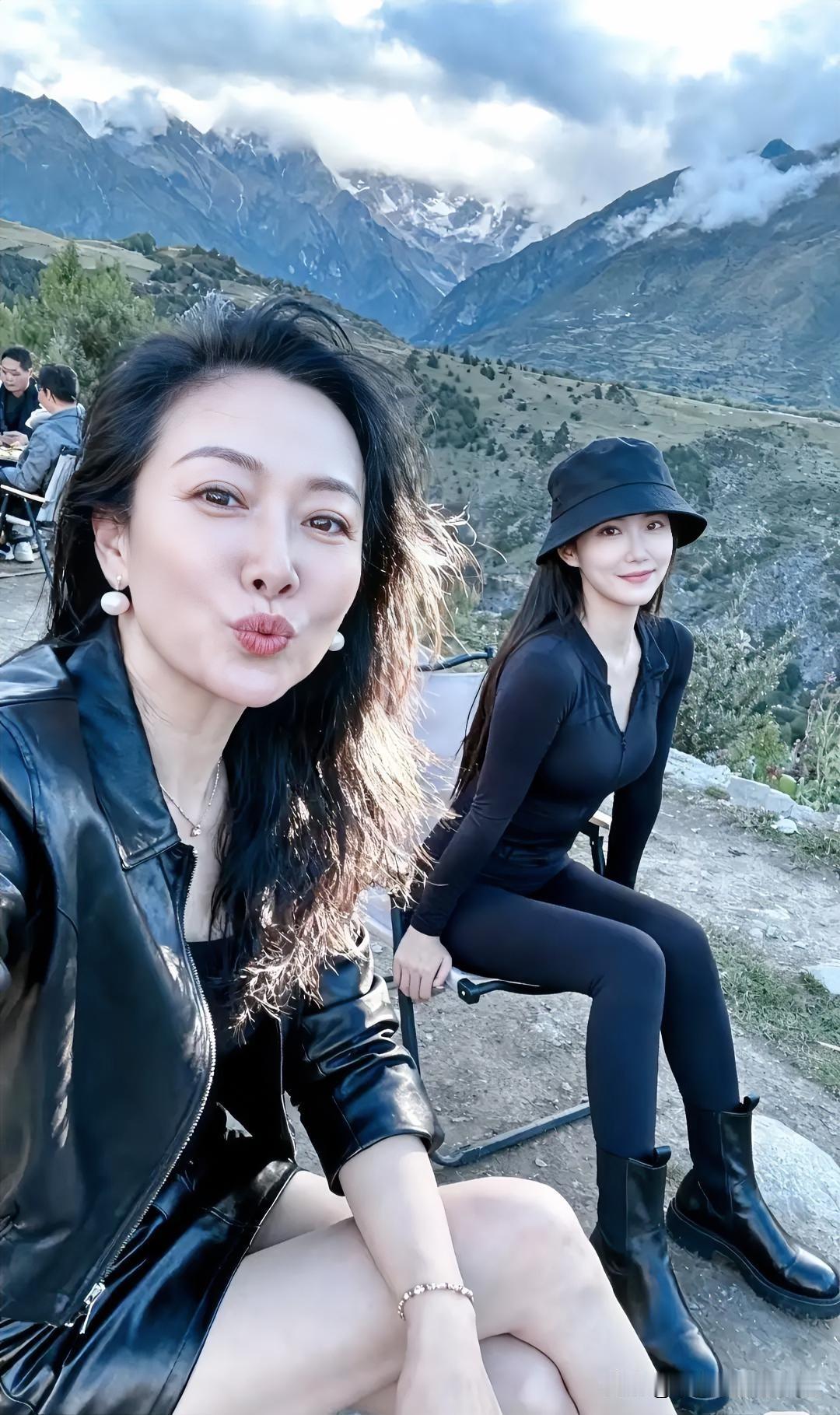 妈妈优雅从容  女儿青春活力
真让人羡慕！阳光明媚的一天！气质母女照 温柔可爱的