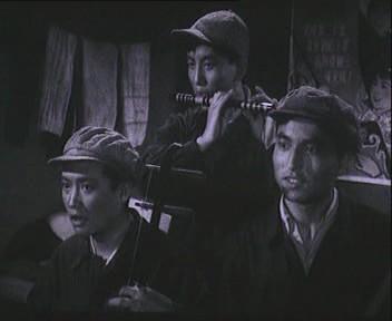 让老电影的影迷猜一猜，你们说这是哪部电影的截图？里面的三个演员叫什么名字？