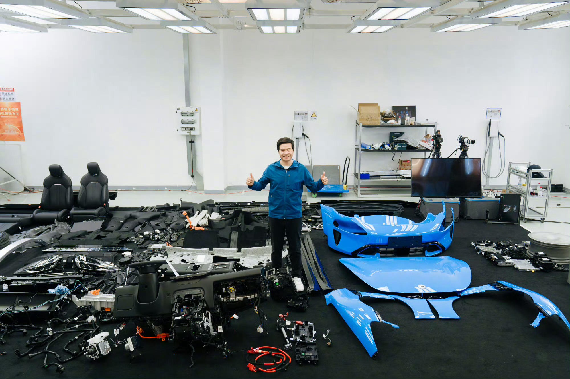 拆车、晒零件、再装车，这套流程走下来，其实就是把造车的细节摆在台面上。现在消费者