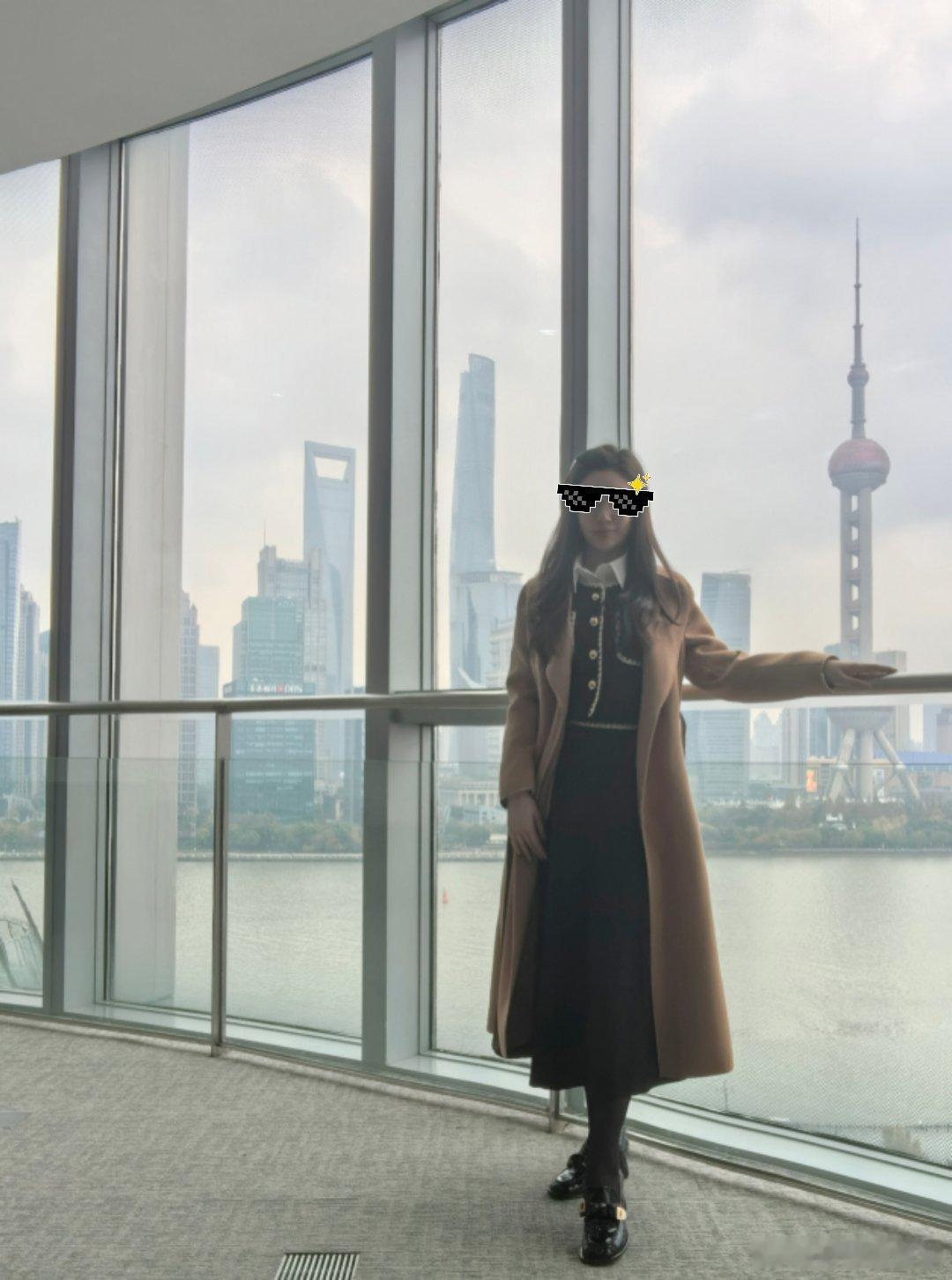 继续给大家分享穿搭，这两天累晕了，懒得换衣服，还是这套哈。但为了维持金融🐶的精