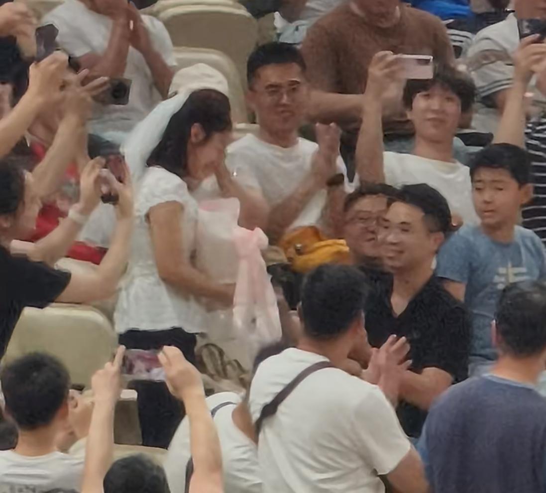 球迷CBA赛场求婚，现场分发红包、喜糖，看台上瞬间是一片欢声笑语！

4月11日