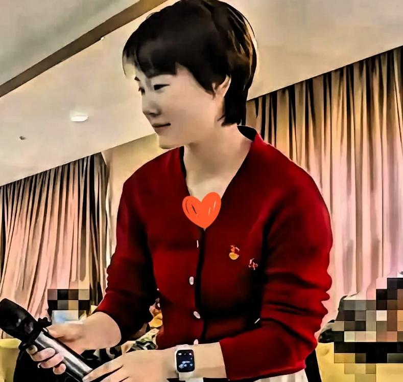 祖院长被曝私生活风波，他老婆没哭没闹，直接请假调去行政楼。
一个护士长说放下就放