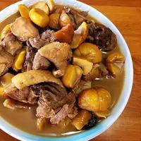秋日经典贴秋膘菜，五花肉肥而不腻，板栗粉糯吸满肉香，酱香浓郁，是家家户户秋日餐桌