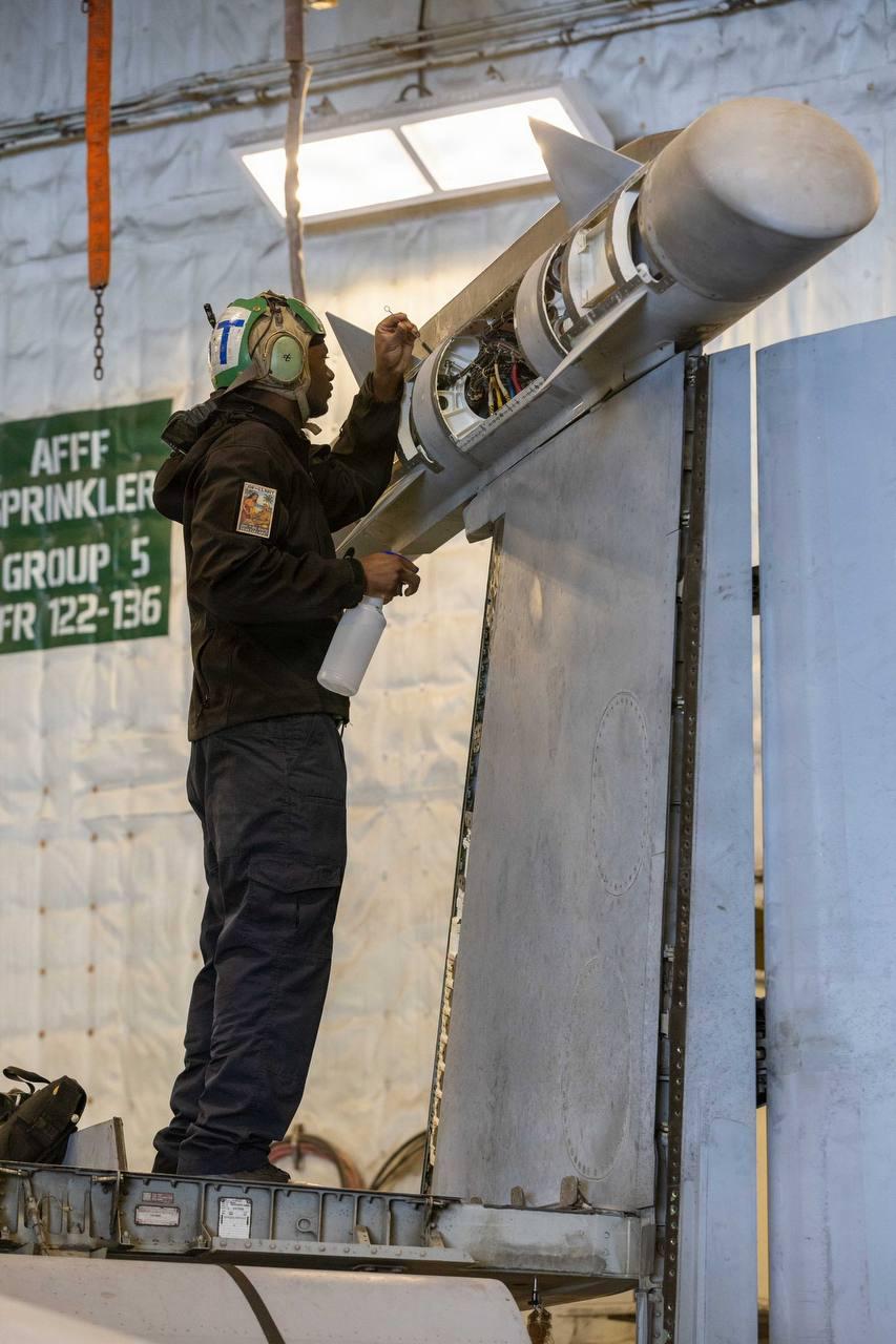 美军发布了一名在“福特”号航空母舰EA-18G“咆哮者”电子战飞机上工作的水手，