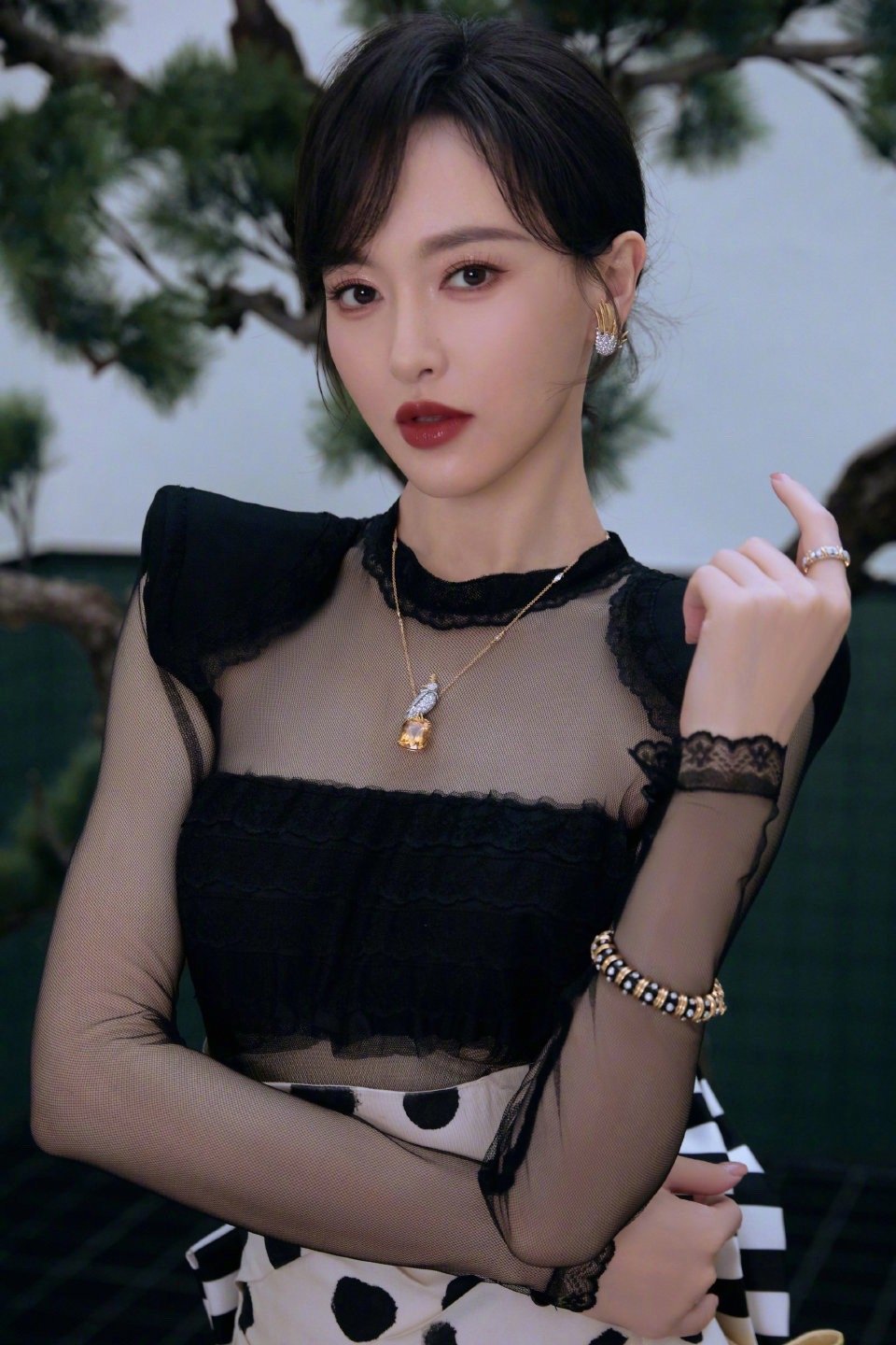 唐嫣新春大片，身穿Ronald van der Kemp 2025秋冬高级定制系