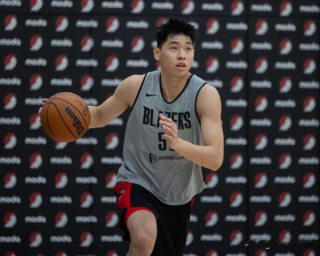 在夏季联赛的舞台上，崔永熙迎来了他的首秀。在这短短的7分36秒内，他凭借出色的发