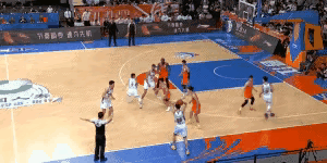 最后时刻，广东球迷想死的心都有了！
广东队末节追分的关键时刻，徐杰刚飙中一个三分